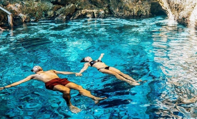 Casal mergulhando no cenote Hoyo Azul em Punta Cana