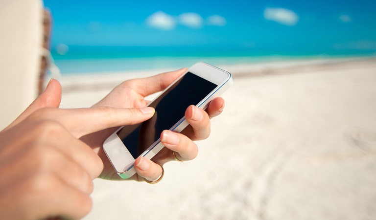 Pessoa usando o celular em Punta Cana