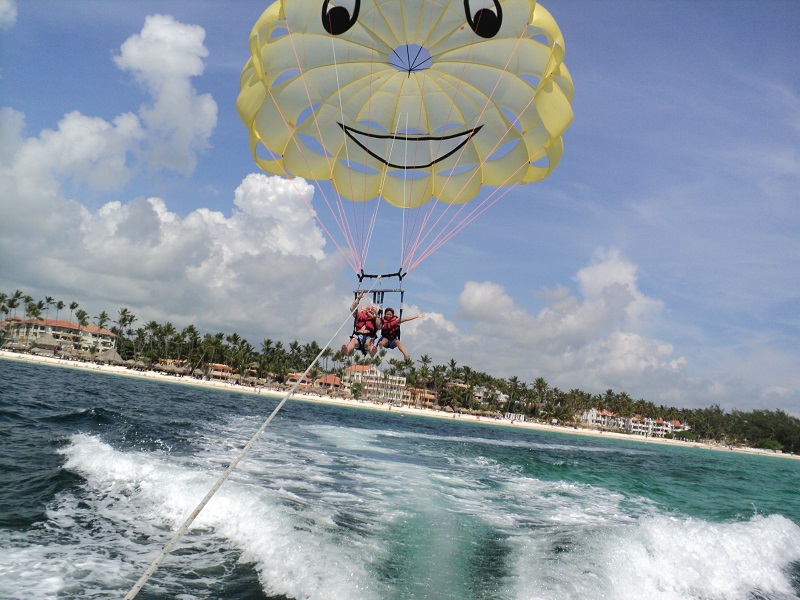 Voando de parasailing em Punta Cana