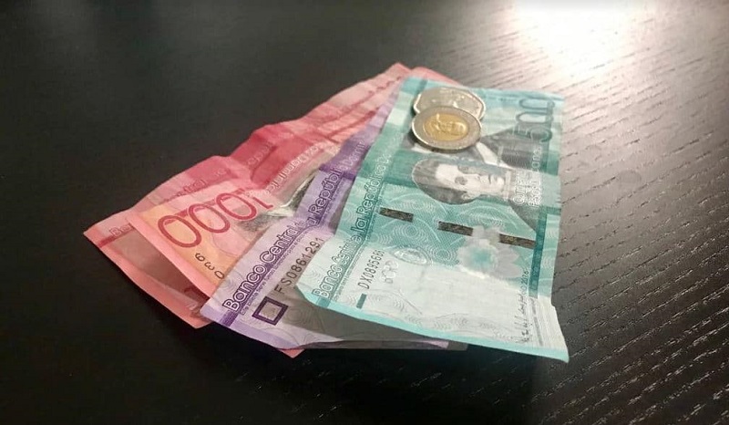 Usando pesos dominicanos