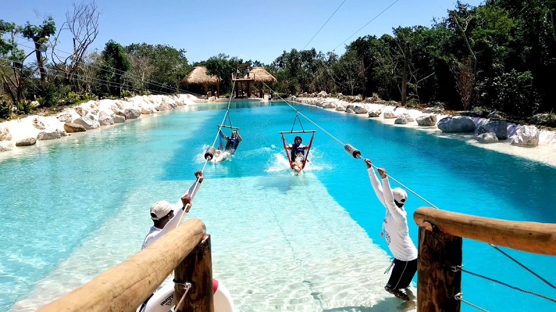 Turistas curtindo o Scape Park em Punta Cana