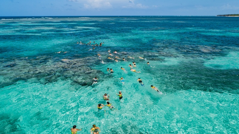 Turista fazendo mergulho em Punta Cana