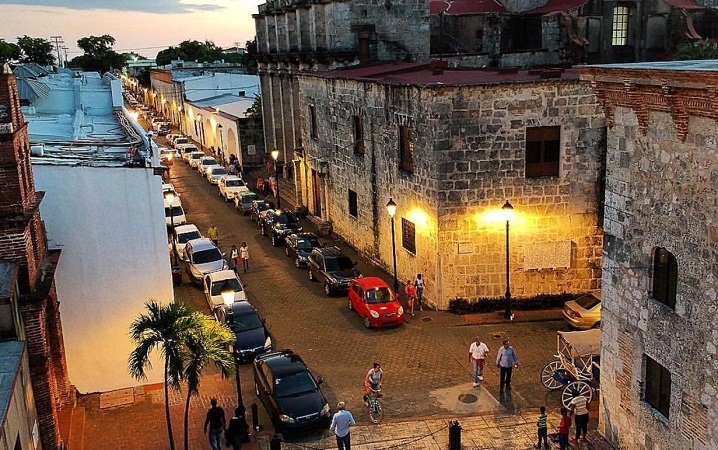 Carros parados na Zona Colonial em Santo Domingo