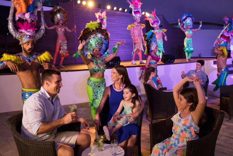 Família curtindo entretenimento noturno em hotel All Inclusive de Punta Cana