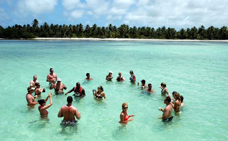 Turistas curtindo piscina natural em Punta Cana