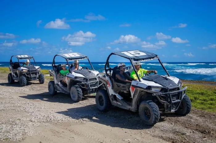 Turistas andando de buggy no Bavaro Adventure Park